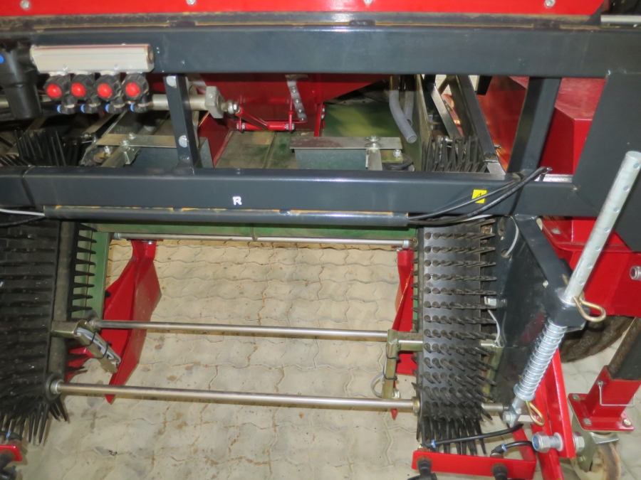 4598  Koningsplanter 4 row potato planter AS NEW