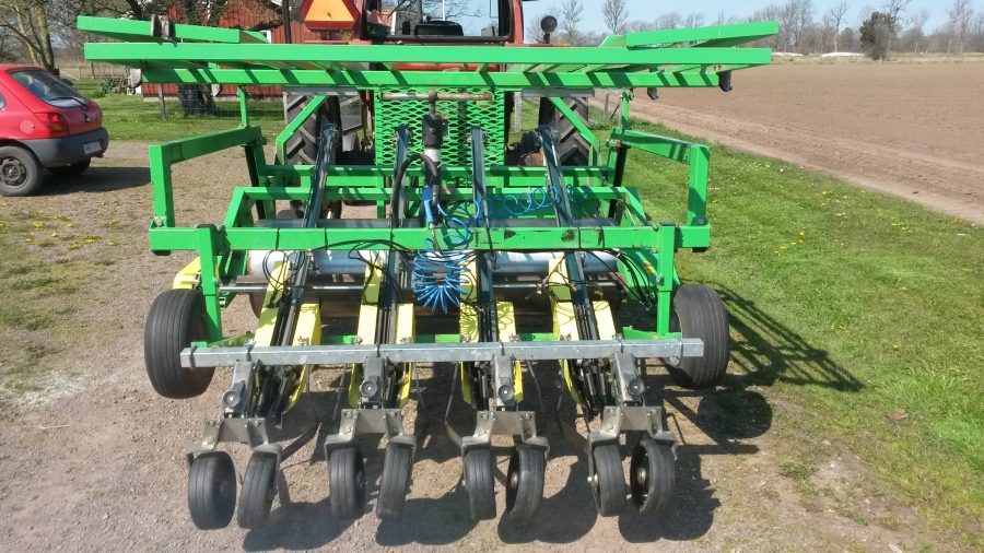 4610 Hortech TRE 190 transplanter for cubic plants