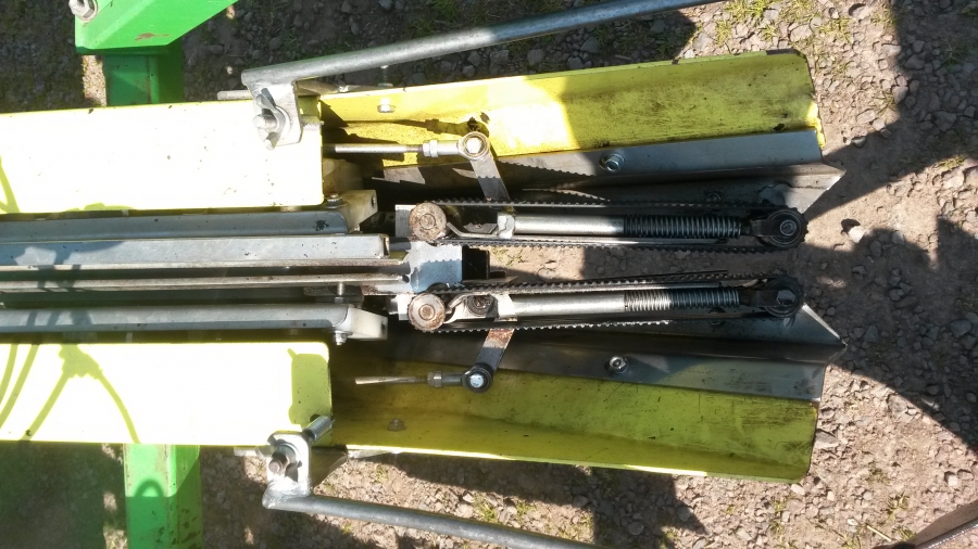 4610 Hortech TRE 190 transplanter for cubic plants