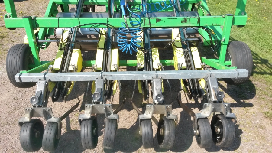 4610 Hortech TRE 190 transplanter for cubic plants