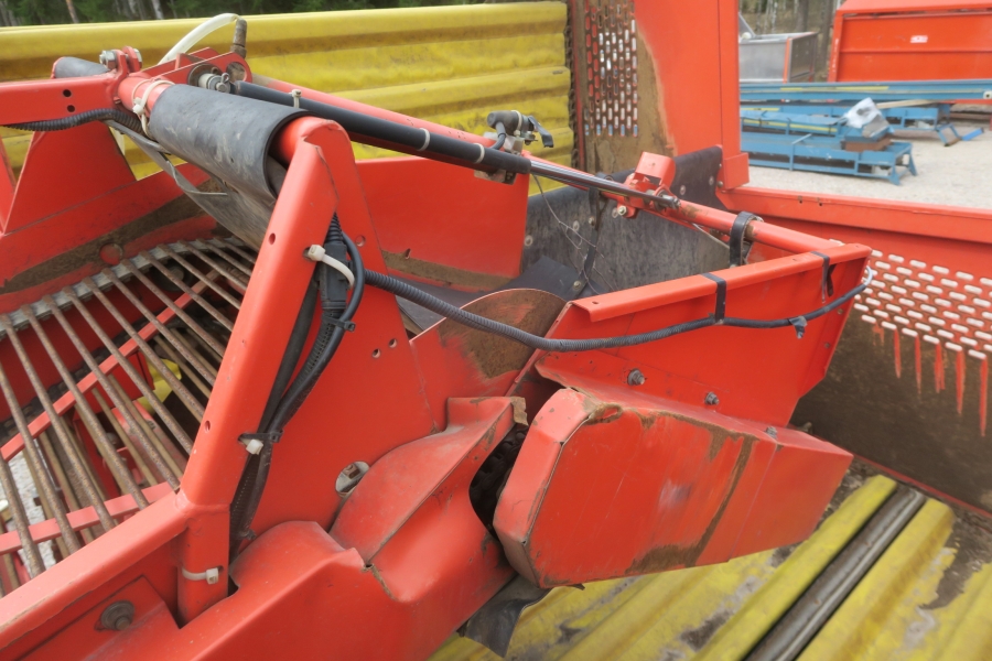 4618 Grimme SE75-40 potato harvester