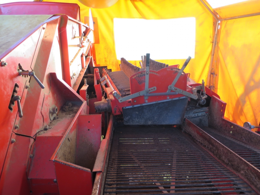 4618 Grimme SE75-40 potato harvester