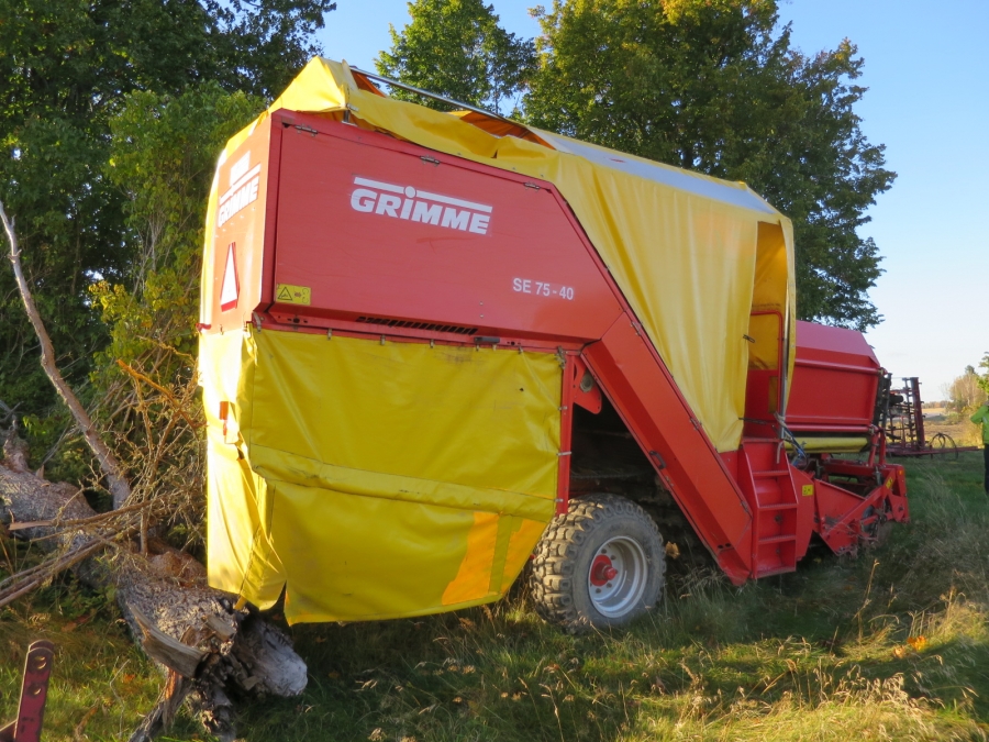 4618 Grimme SE75-40 potato harvester