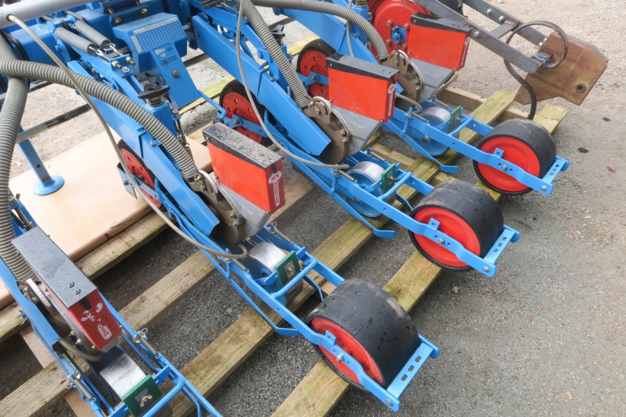 4621 Monosem MS precision seeder for vegetables