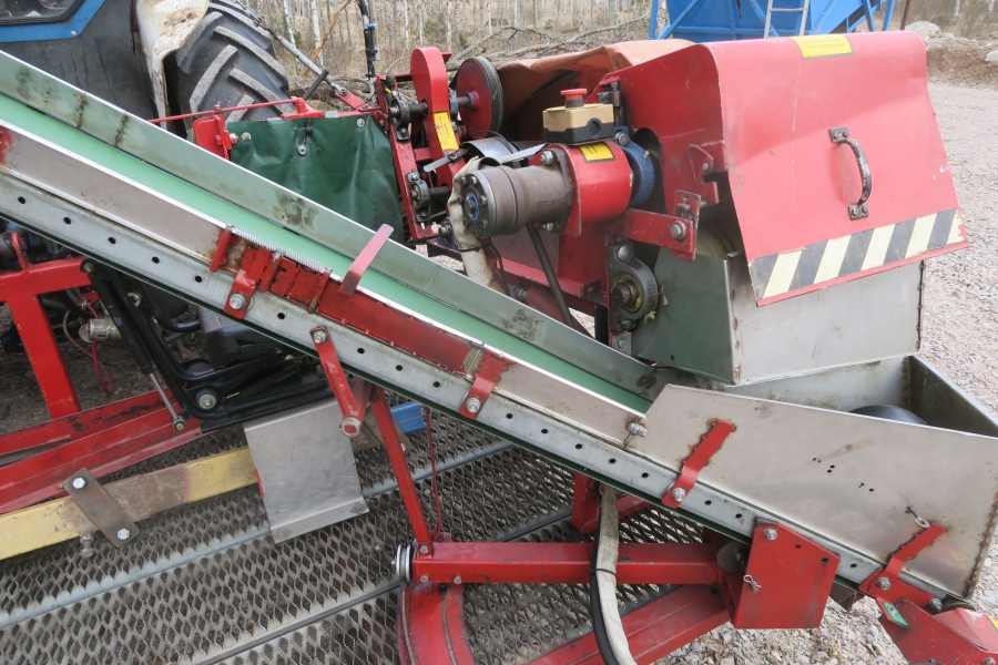 4626 Scott Viner Chives harvester