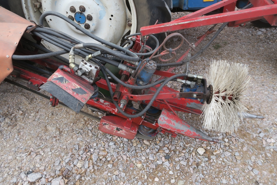 4626 Scott Viner Chives harvester