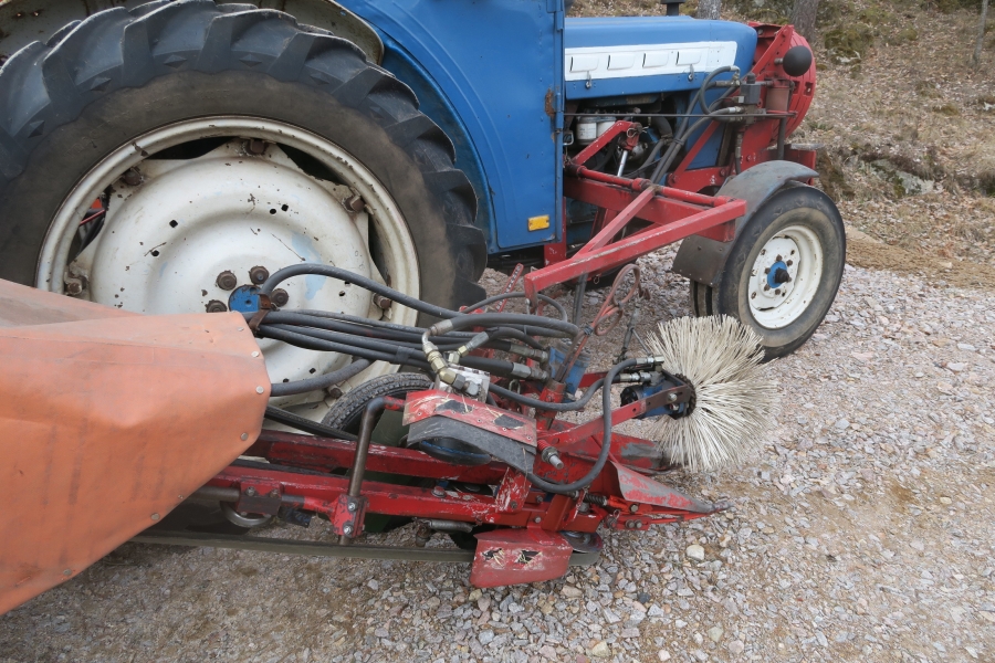 4626 Scott Viner Chives harvester