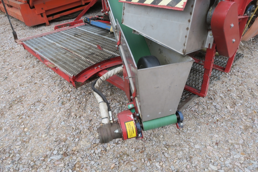 4626 Scott Viner Chives harvester