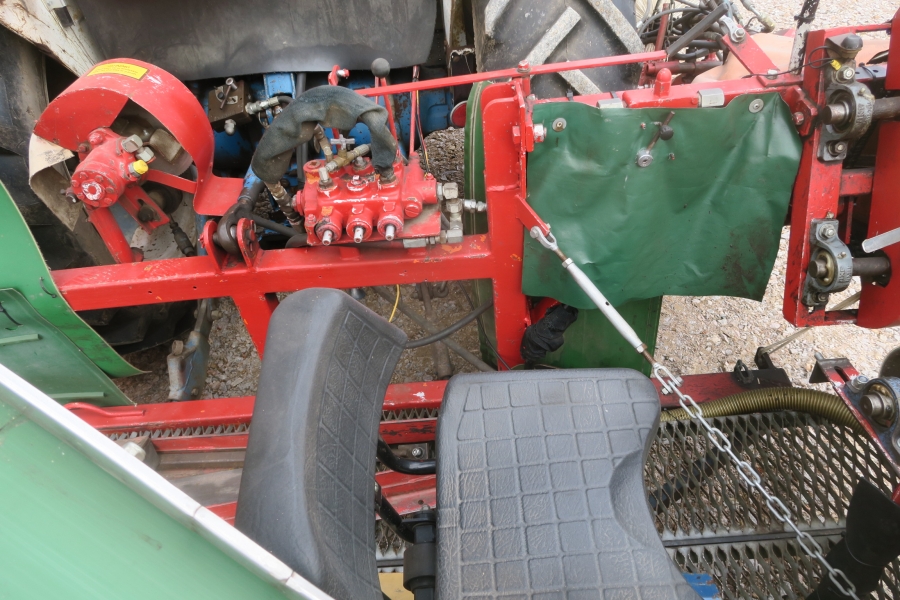 4626 Scott Viner Chives harvester