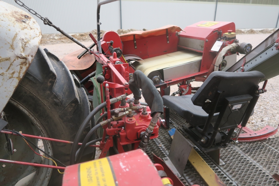4626 Scott Viner Chives harvester