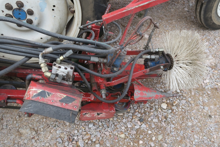 4626 Scott Viner Chives harvester