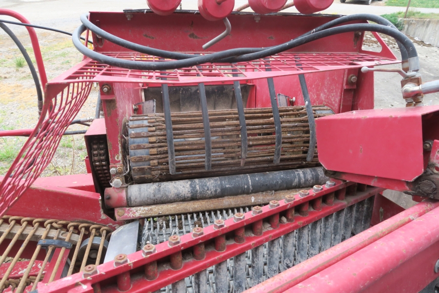 4645 Juko MIDI potato harvester mounted for box