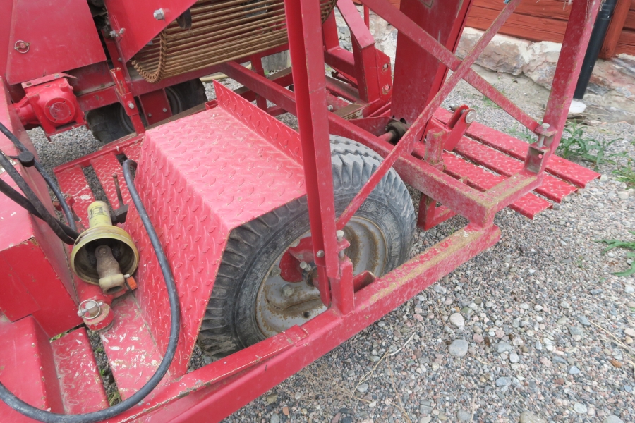 4645 Juko MIDI potato harvester mounted for box