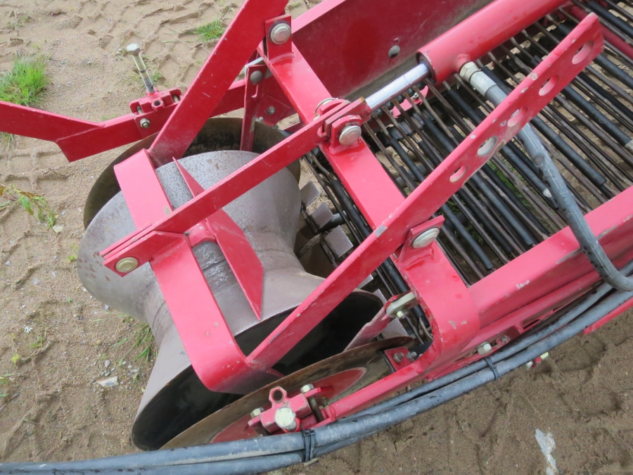 4662 Juko MIDI potato harvester mounted for box