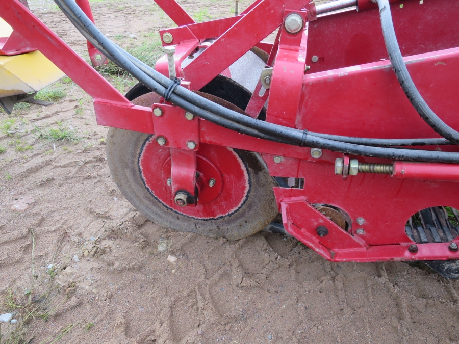 4662 Juko MIDI potato harvester mounted for box