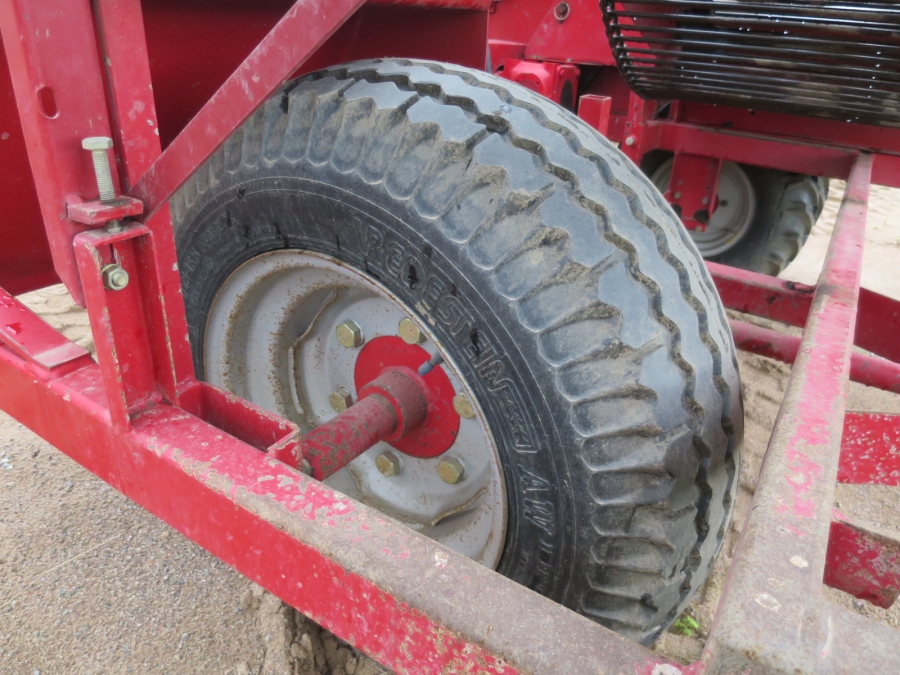 4662 Juko MIDI potato harvester mounted for box