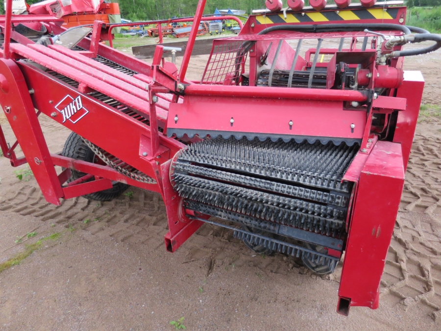 4662 Juko MIDI potato harvester mounted for box