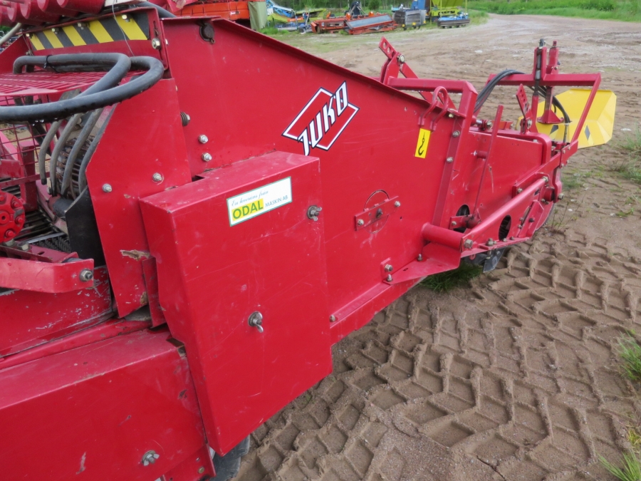 4662 Juko MIDI potato harvester mounted for box