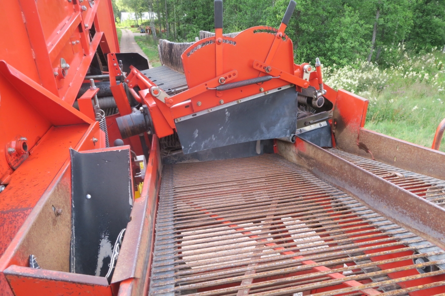 4665 Grimme SE75-30 potato harvester