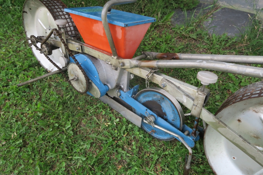 4666 Nibex Mini hand drawn precision seeder