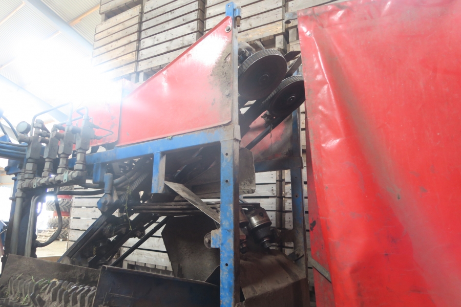 4667 Asa-Lift T-100 carrot harvester with bunker