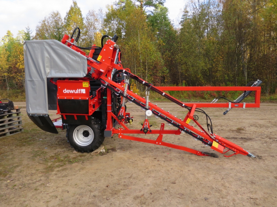 4692 Dewulf P3K carrot harvester with elevator
