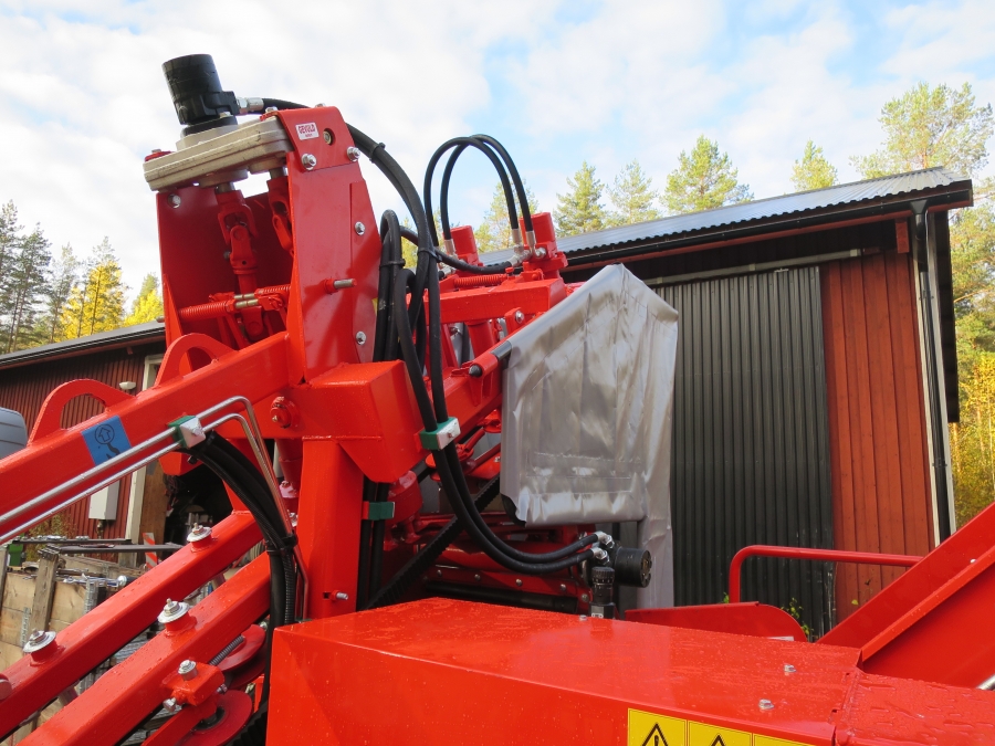 4692 Dewulf P3K carrot harvester with elevator