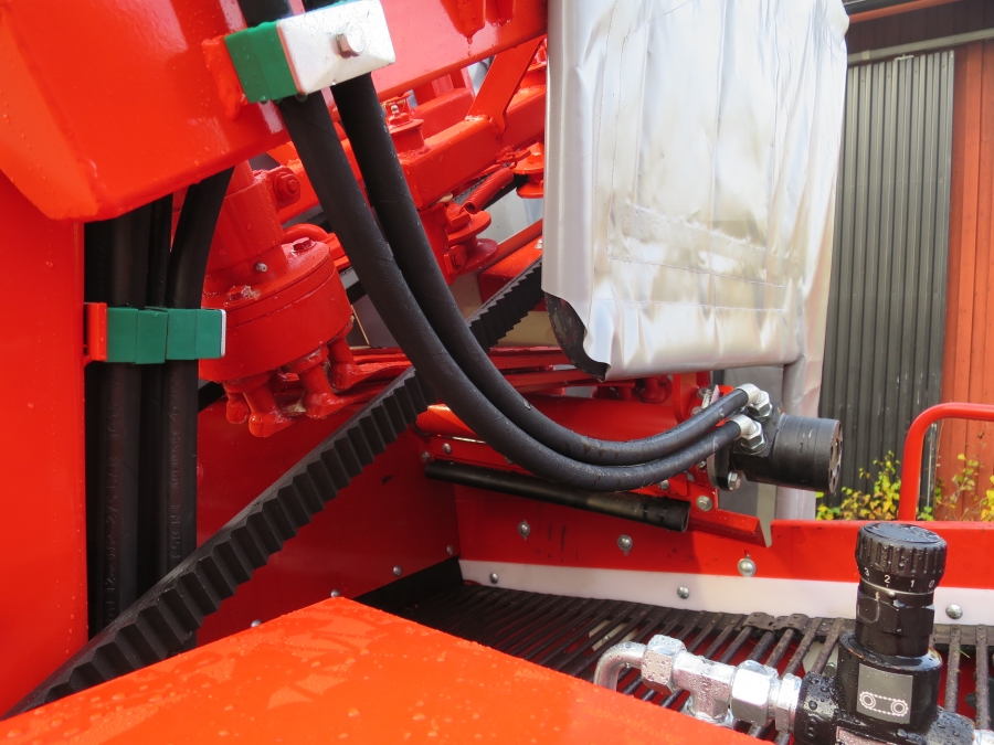 4692 Dewulf P3K carrot harvester with elevator