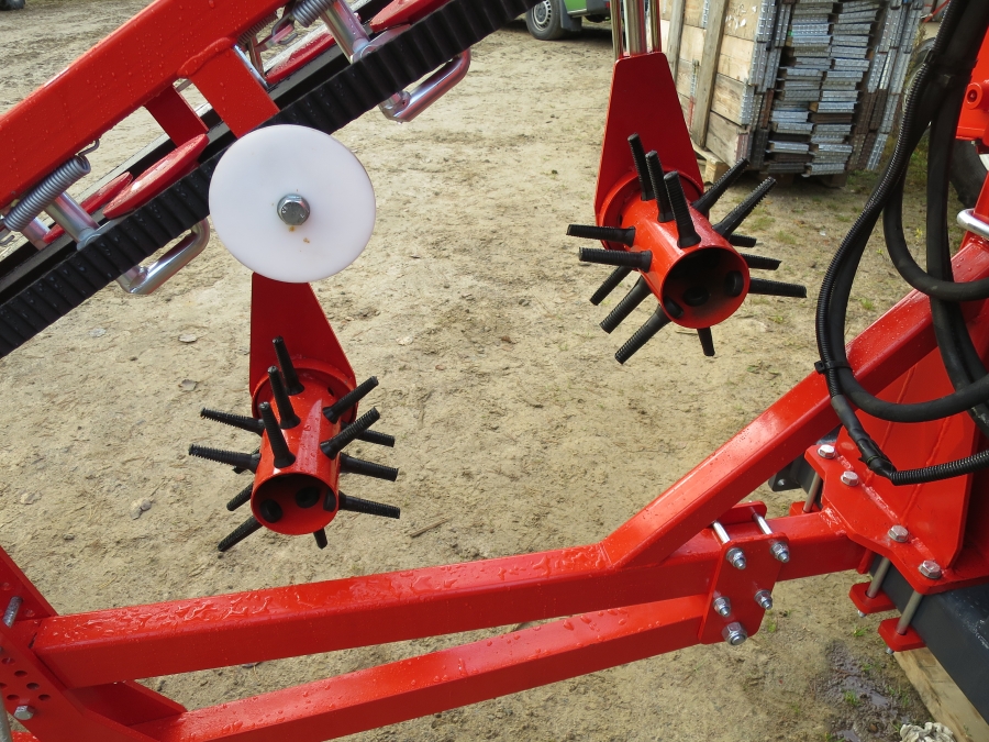 4692 Dewulf P3K carrot harvester with elevator