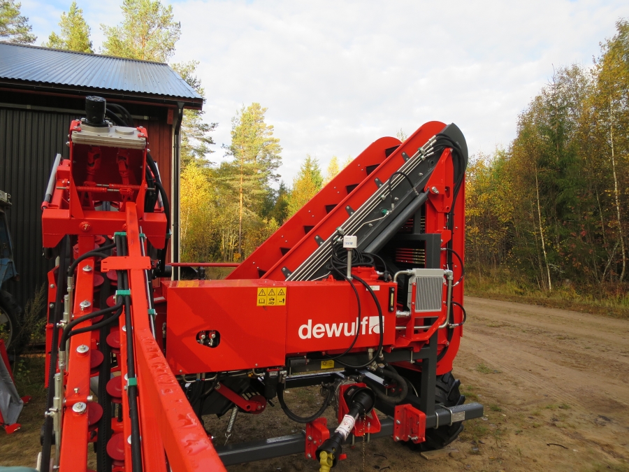 4692 Dewulf P3K carrot harvester with elevator
