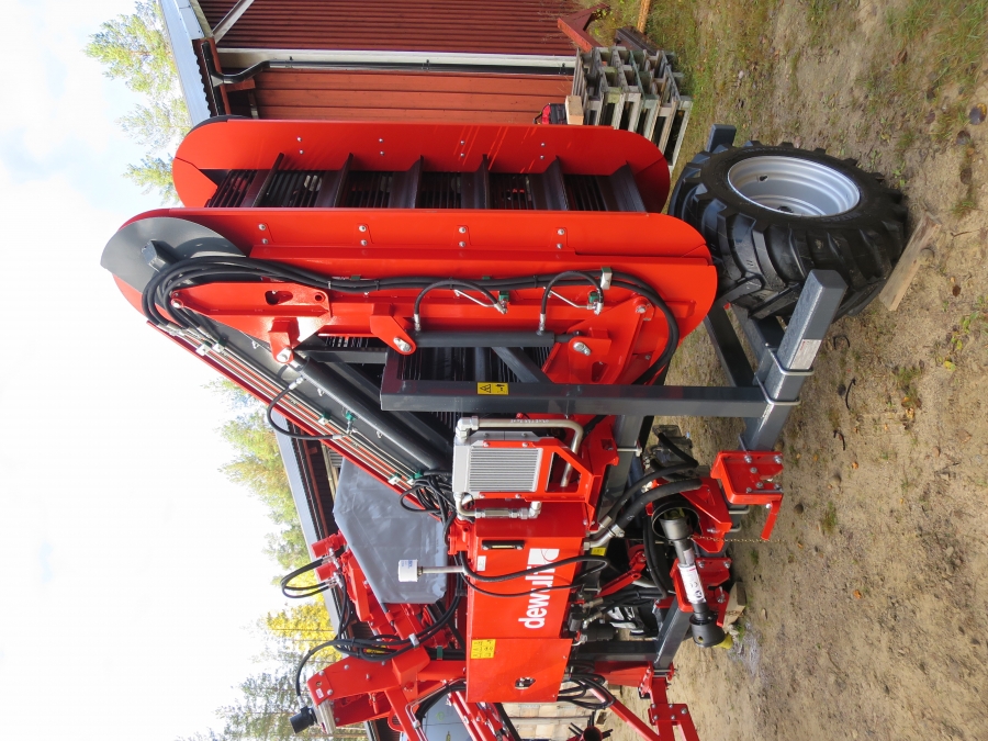 4692 Dewulf P3K carrot harvester with elevator