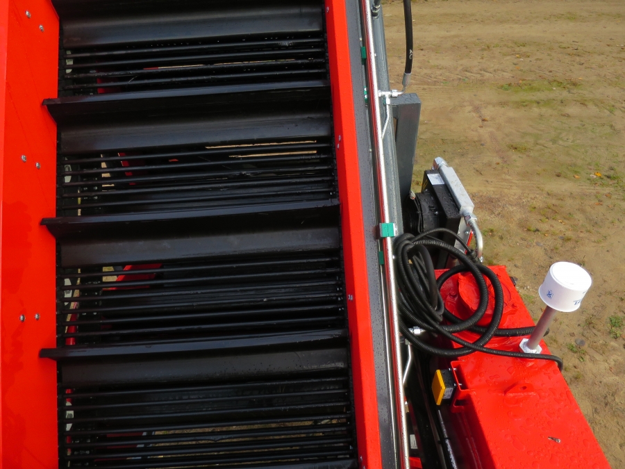 4692 Dewulf P3K carrot harvester with elevator
