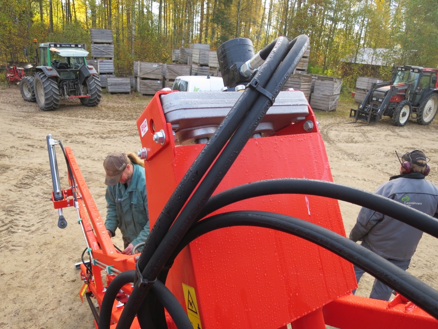 4692 Dewulf P3K carrot harvester with elevator
