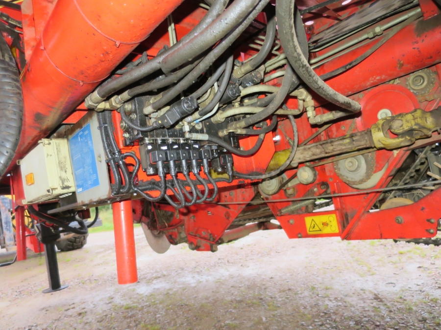 4696 Grimme SE75-30 potato harvester