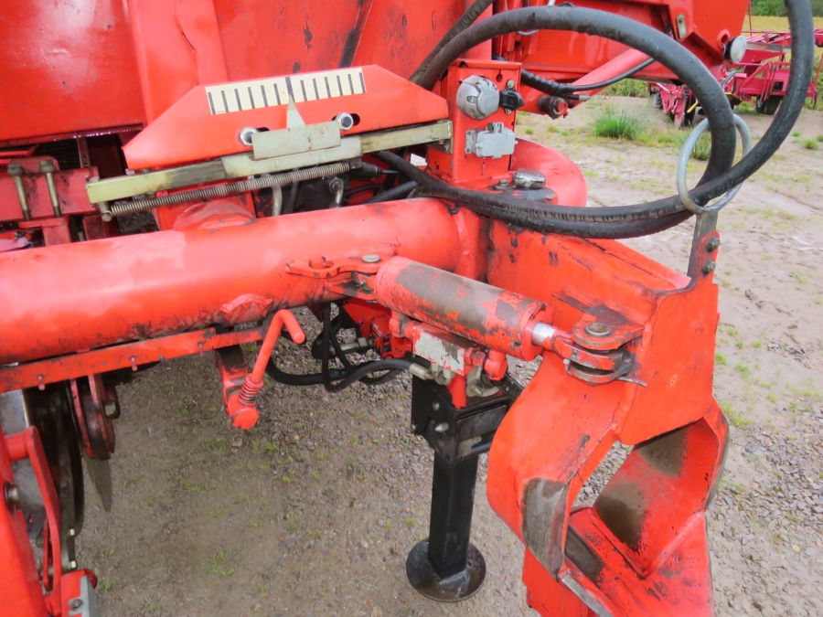 4696 Grimme SE75-30 potato harvester