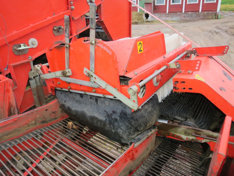 4696 Grimme SE75-30 potato harvester