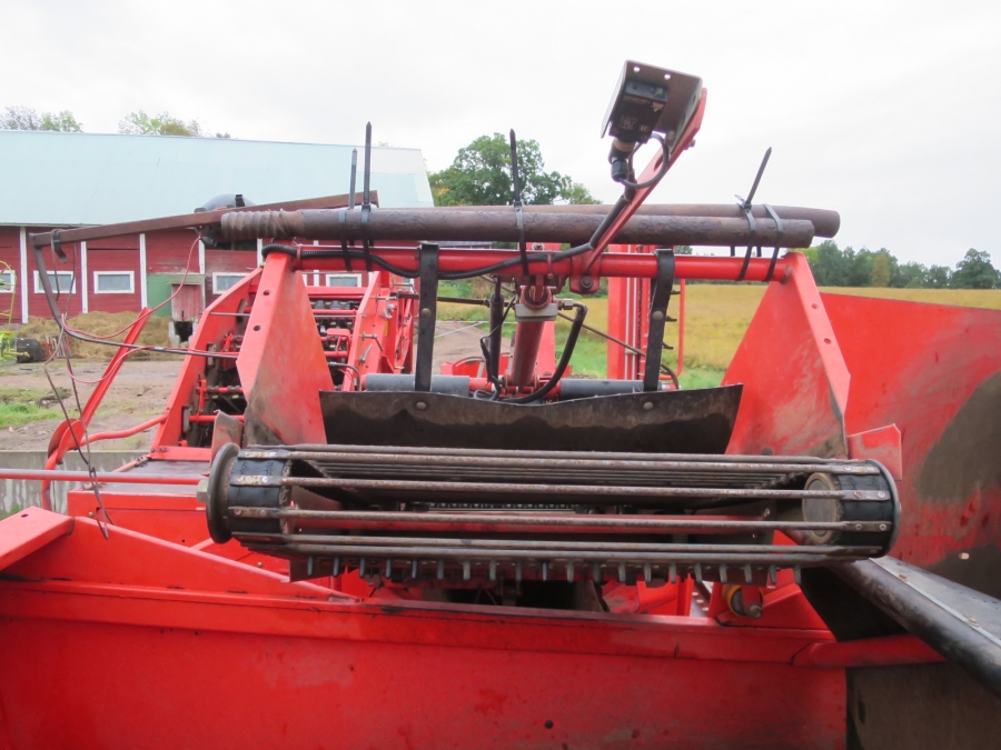 4696 Grimme SE75-30 potato harvester