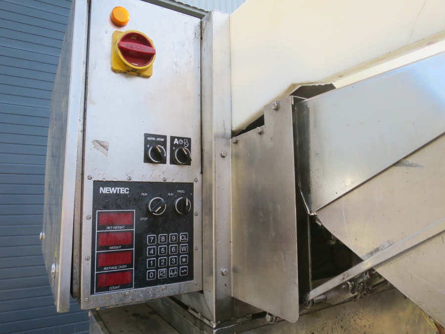 4699 Newtec 2009XB linear weigher