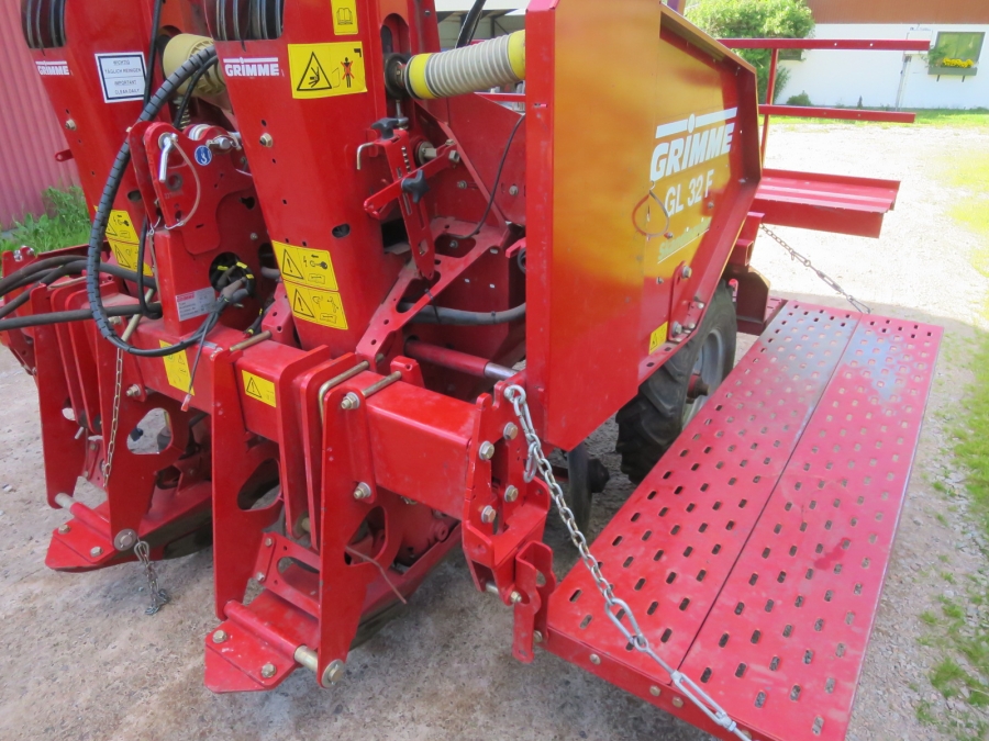 4736 Grimme GL32F potato planter
