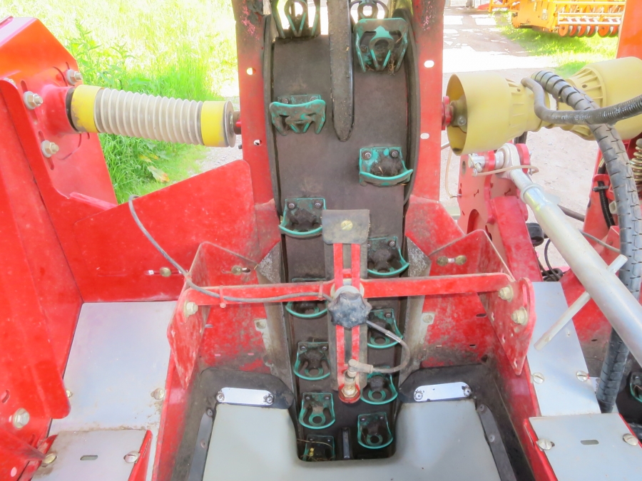4736 Grimme GL32F potato planter