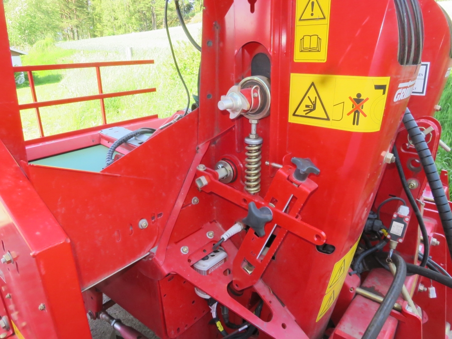 4736 Grimme GL32F potato planter