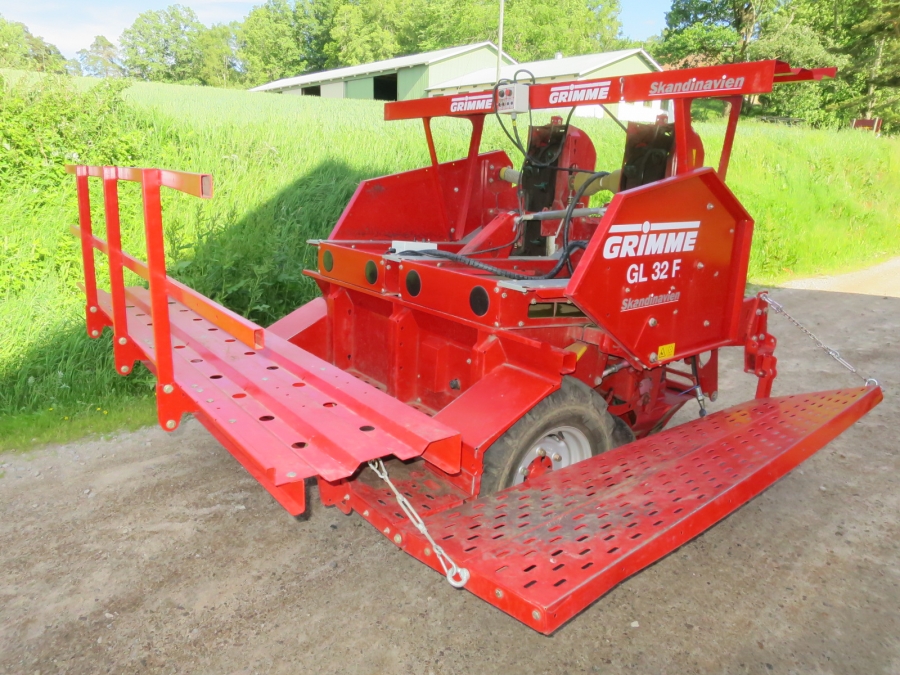 4736 Grimme GL32F potato planter
