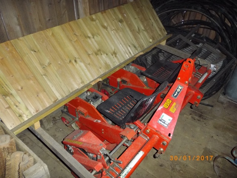 4779 Checchi & Magli Wolf Transplanter