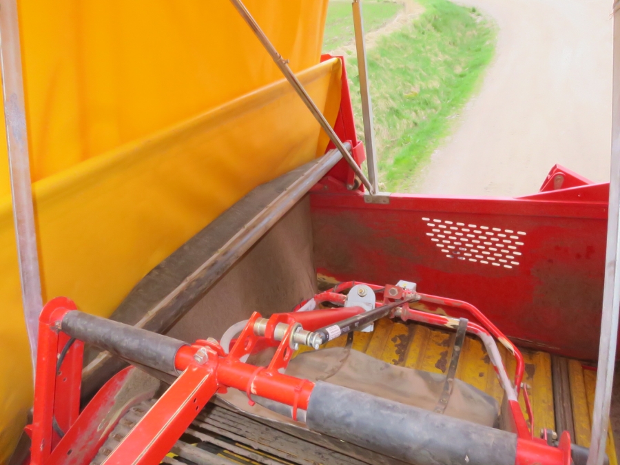 4802 Grimme SE75-40 potato harvester