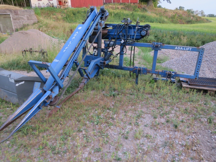 4837 Asa-Lift harvester for bunch carrots