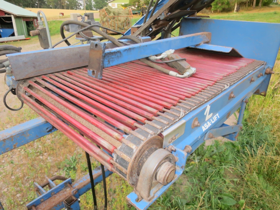 4837 Asa-Lift harvester for bunch carrots