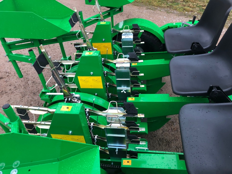 4909 Sfoggia Itala transplanter 3 row 
