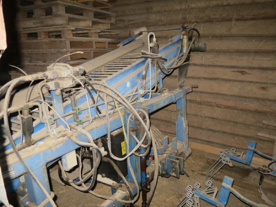 4923 Asa-Lift carrot harvester with roller table for big box