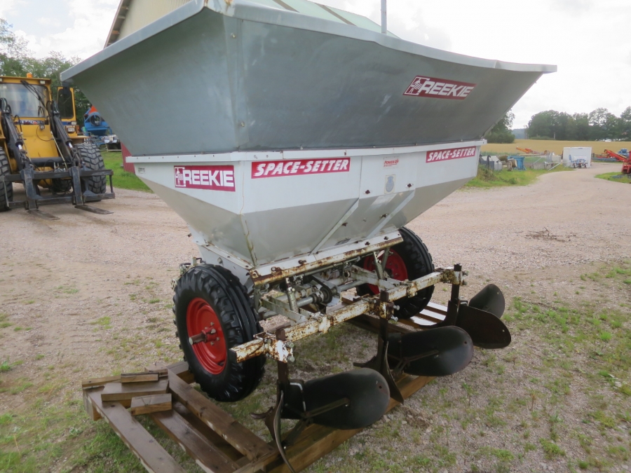 4937 Reekie 2 row potato planter