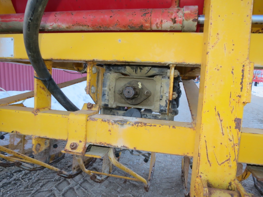 4938 JT Moteska spraying systems row crop sprayer